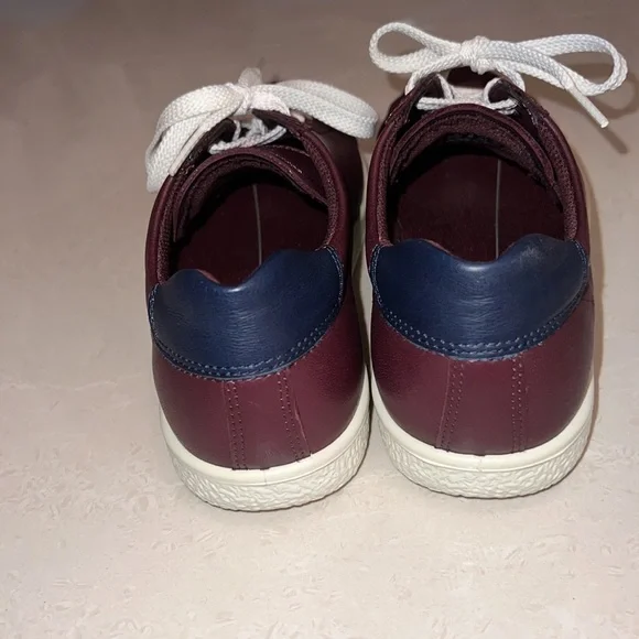 Ecco ladies burgundy Soft 7 Street
Sneakers Size EU 36 with navy heel accent - Picture 4 of 6